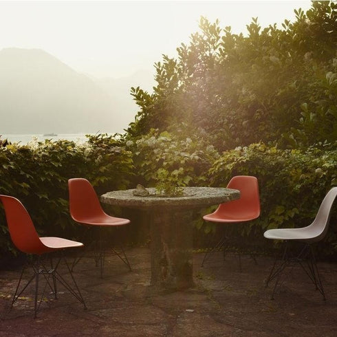 Cadeira Eames DSR em Plástico / Base Preta